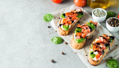 Domates ve peynirli taze yapılmış bruschetta. İtalyan tapas antipasti sebzeler, otlar ve ızgara ciabatta ve baget ekmek üzerine. Sandviç.