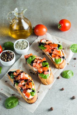 Domates ve peynirli taze yapılmış bruschetta. İtalyan tapas antipasti sebzeler, otlar ve ızgara ciabatta ve baget ekmek üzerine. Sandviç.