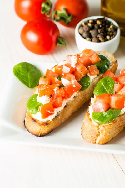 Domates ve peynirli taze yapılmış bruschetta. İtalyan tapas antipasti sebzeler, otlar ve ızgara ciabatta ve baget ekmek üzerine. Sandviç.