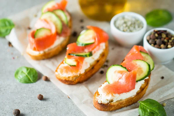 Lachs Gurken Und Frischkäse Bruschetta Italienische Tapas Antipasti Mit Gemüse — Stockfoto