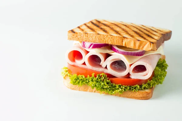 Крупный План Клубного Сэндвича Сэндвич Мясом Прошутто Салями Салатом Овощами — стоковое фото