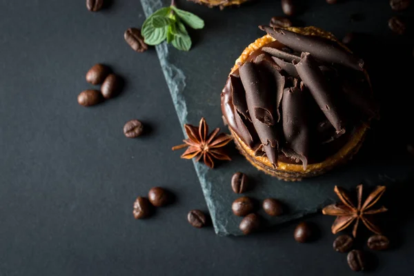 Gâteaux Chocolat Sur Panneau Noir Avec Menthe Grains Café Sur — Photo