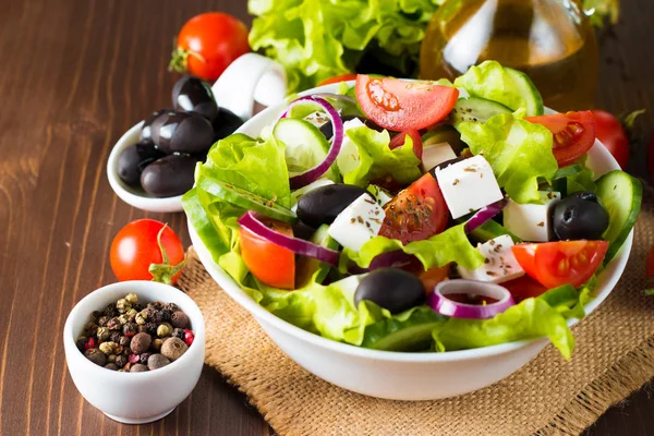Frisse Griekse Salade Gemaakt Van Cherry Tomaat Notensla Rucola Feta — Stockfoto