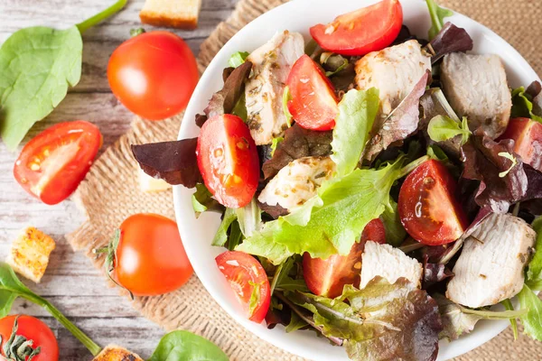 Salada Fresca Feita Tomate Rúcula Peito Frango Ovos Rúcula Biscoitos — Fotografia de Stock