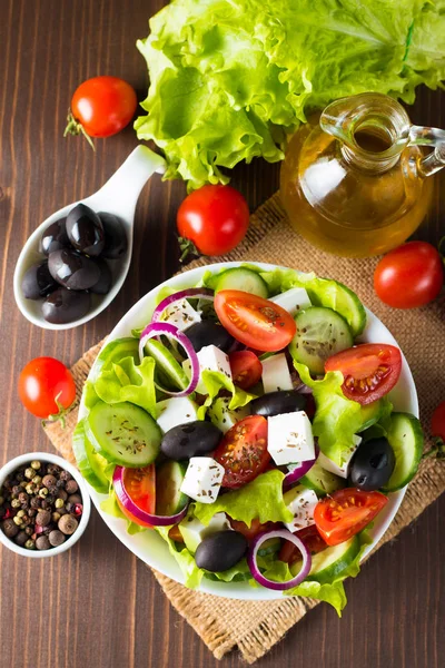 Čerstvý Řecký Salát Cherry Rajčat Rukola Rukola Sýr Feta Olivy — Stock fotografie