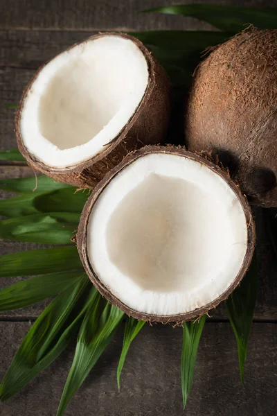 Meia Maduro Corte Coco Com Folhas Verdes Fundo Madeira — Fotografia de Stock