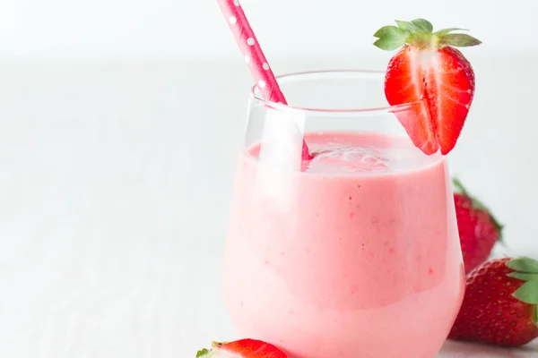 一杯新鲜的草莓冰沙放在木制的背景上 夏季饮料 果汁和茶点的有机概念 — 图库照片