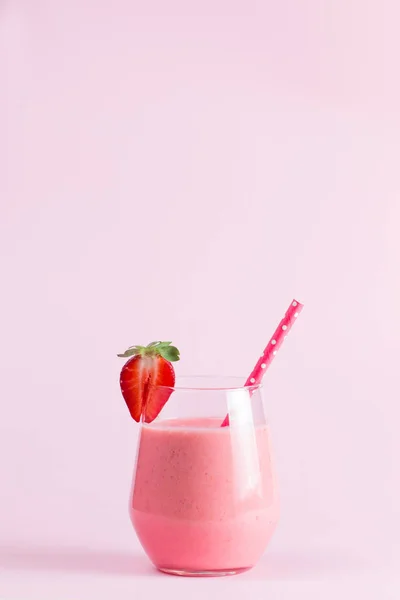 Ein Glas Frischen Erdbeer Smoothie Auf Einem Hölzernen Hintergrund Sommerdrink — Stockfoto