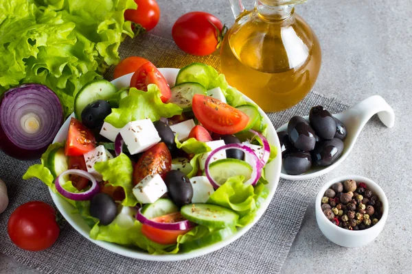 Čerstvý Řecký Salát Cherry Rajčat Rukola Rukola Sýr Feta Olivy — Stock fotografie