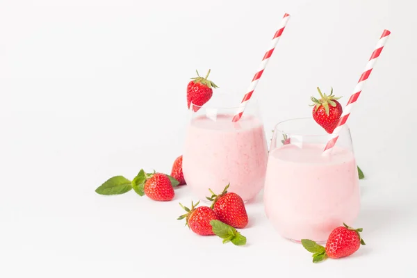 Beyaz Arka Planda Bir Bardak Taze Çilekli Smoothie Yaz Içeceği — Stok fotoğraf