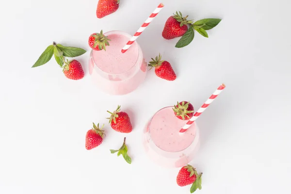 Vaso Batido Fresa Fresca Sobre Fondo Blanco Batido Bebidas Verano — Foto de Stock