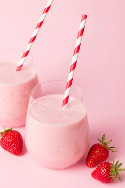 Szklanka Świeżego Truskawkowego Smoothie Różowym Tle Letni Shake Shake Mleczny — Zdjęcie stockowe