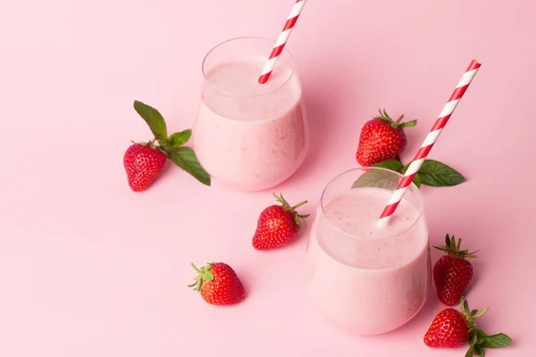 Szklanka Świeżego Truskawkowego Smoothie Różowym Tle Letni Shake Shake Mleczny — Zdjęcie stockowe