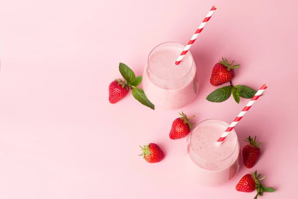 Pembe Arka Planda Bir Bardak Taze Çilekli Smoothie Yaz Içeceği — Stok fotoğraf