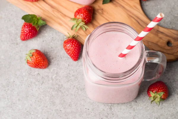 Szklanka Świeżego Truskawkowego Smoothie Szarym Tle Letni Shake Shake Mleczny — Zdjęcie stockowe