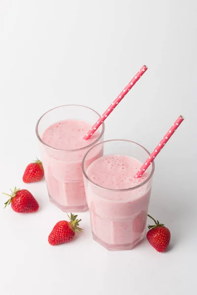 Vaso Batido Fresa Fresca Sobre Fondo Blanco Batido Bebidas Verano — Foto de Stock