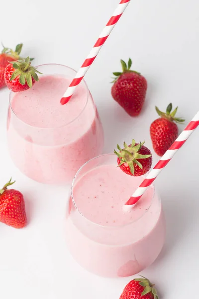 Ein Glas Frischer Erdbeer Smoothie Auf Weißem Hintergrund Sommerdrink Shake — Stockfoto