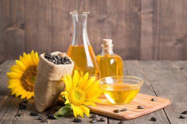 Geleneksel kırsal ahşap arka planda ayçiçeği yağı ve ay çekirdeği. 