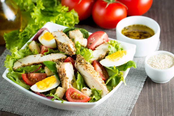 Salade César Fraîche Base Tomate Ruccola Poitrine Poulet Œufs Roquette — Photo