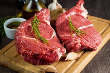 Çiğ et, biftek ve domuz eti, pirzola, biberiye, biber ve tuz. Tuzlu ve baharatlı mermer sığır pirzolası.