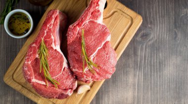 Çiğ et, biftek ve domuz eti, pirzola, biberiye, biber ve tuz. Tuzlu ve baharatlı mermer sığır pirzolası.