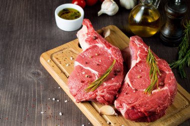 Çiğ et, biftek ve domuz eti, pirzola, biberiye, biber ve tuz. Tuzlu ve baharatlı mermer sığır pirzolası.