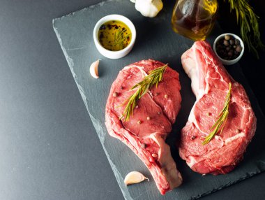 Çiğ et, biftek ve domuz eti, pirzola, biberiye, biber ve tuz. Tuzlu ve baharatlı mermer sığır pirzolası.