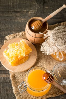 Ahşap arka planda kavanozdaki bal