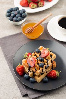 Belçika Waffle 'ının fotoğrafı. Tatlı kahvaltı konsepti. 