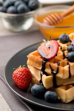 Belçika Waffle 'ının fotoğrafı. Tatlı kahvaltı konsepti. 