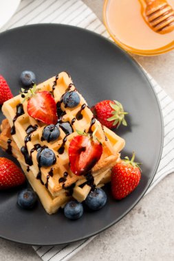 Belçika Waffle 'ının fotoğrafı. Tatlı kahvaltı konsepti. 