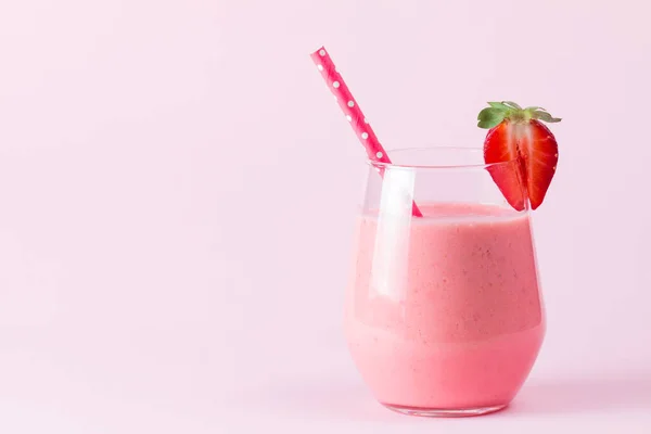 Egy Pohár Friss Epres Smoothie Fából Készült Háttérrel Nyári Üdítőital — Stock Fotó