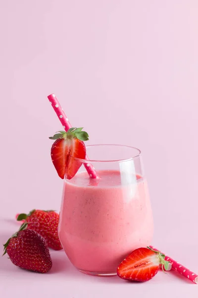 Ein Glas Frischen Erdbeer Smoothie Auf Einem Hölzernen Hintergrund Sommerdrink — Stockfoto