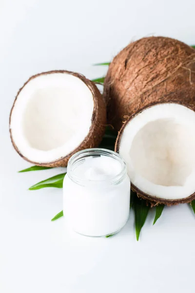 Meia Maduro Corte Coco Creme Com Folhas Verdes Fundo Isolado — Fotografia de Stock