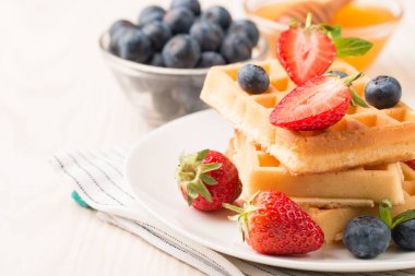 Kahvaltıda Belçika waffle 'ı. Tatlı yemek konsepti. 