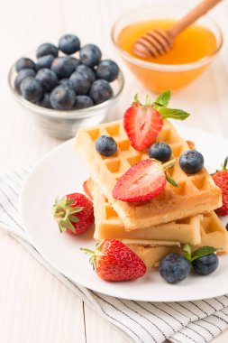 Kahvaltıda Belçika waffle 'ı. Tatlı yemek konsepti. 