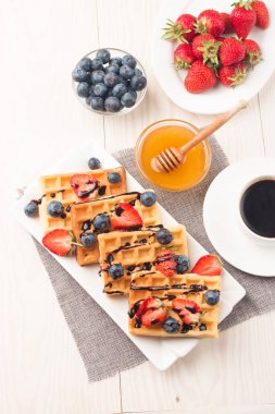 Kahvaltıda Belçika waffle 'ı. Tatlı yemek konsepti. 