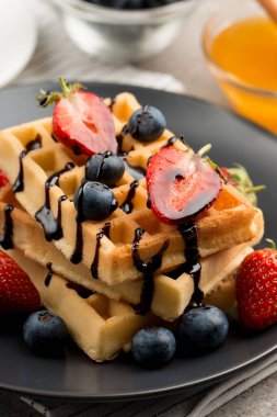 Kahvaltıda Belçika waffle 'ı. Tatlı yemek konsepti. 