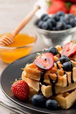 Kahvaltıda Belçika waffle 'ı. Tatlı yemek konsepti. 