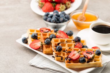 Kahvaltıda Belçika waffle 'ı. Tatlı yemek konsepti. 