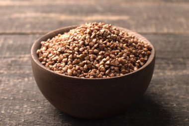 Karabuğday ahşap arka planda büyür. Sağlıklı gevrek kavramı.  