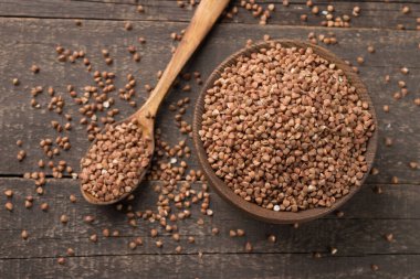 Karabuğday ahşap arka planda büyür. Sağlıklı gevrek kavramı.  