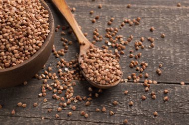 Karabuğday ahşap arka planda büyür. Sağlıklı gevrek kavramı.  