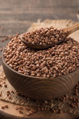 Karabuğday ahşap arka planda büyür. Sağlıklı gevrek kavramı.  