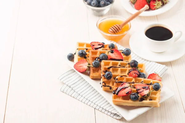 Kahvaltıda Belçika waffle 'ı. Tatlı yemek konsepti. 