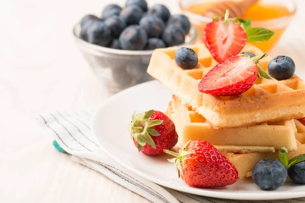 Kahvaltıda Belçika waffle 'ı. Tatlı yemek konsepti. 