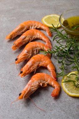 Taş zeminde karides. Biberiye ve limonlu ızgara karides.. 