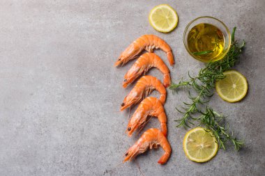 Taş zeminde karides. Biberiye ve limonlu ızgara karides.. 