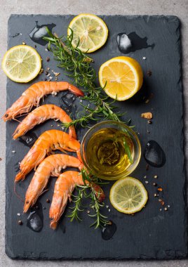 Taş zeminde karides. Biberiye ve limonlu ızgara karides.. 