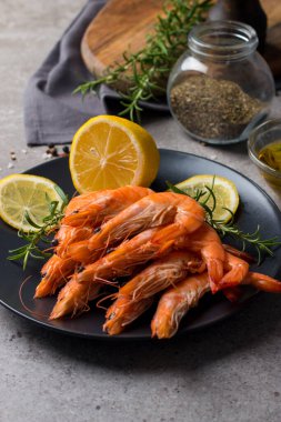 Taş zeminde karides. Biberiye ve limonlu ızgara karides.. 